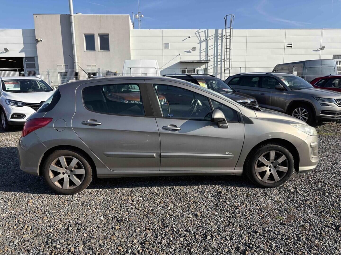 O419V07916_11.webp_308 Premium 1.6 16V 88 kW automat