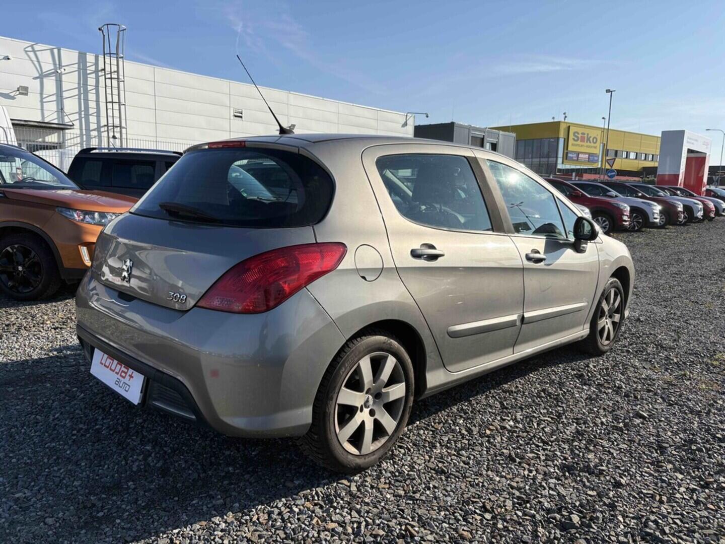 O419V07916_12.webp_308 Premium 1.6 16V 88 kW automat