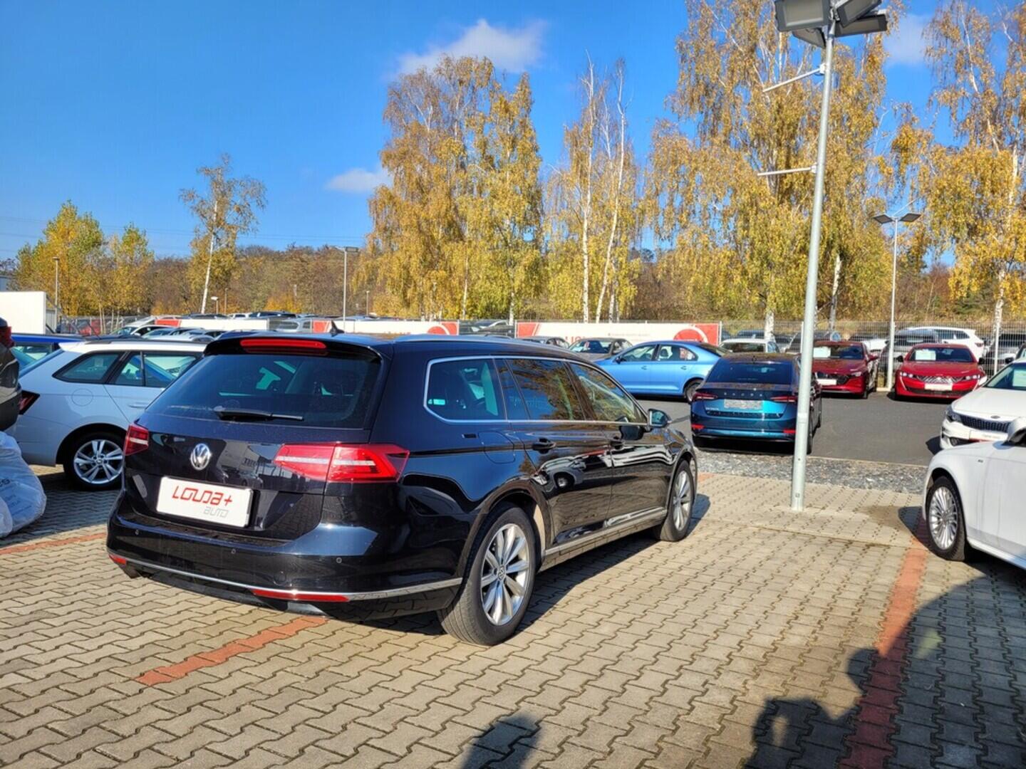 O419V07920_11.webp_PASSAT Highline 2.0 TDI 140 kW automat