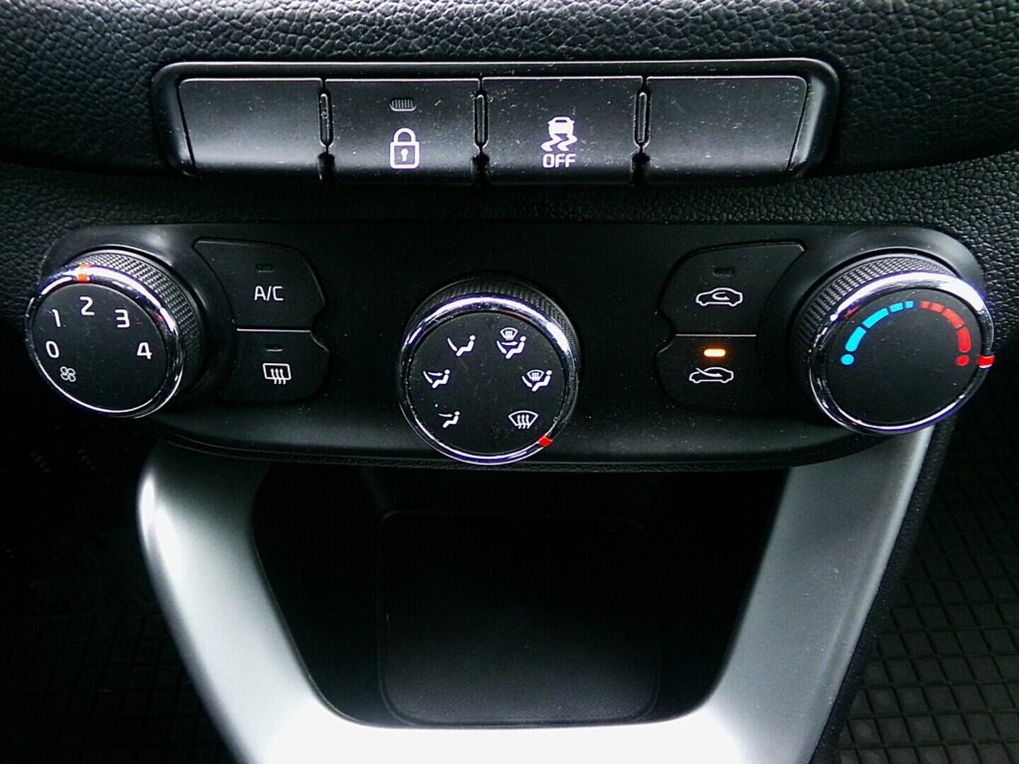 O419V07962_27.webp_CEED  1.4 G4LC 73 kW manuál, DPH