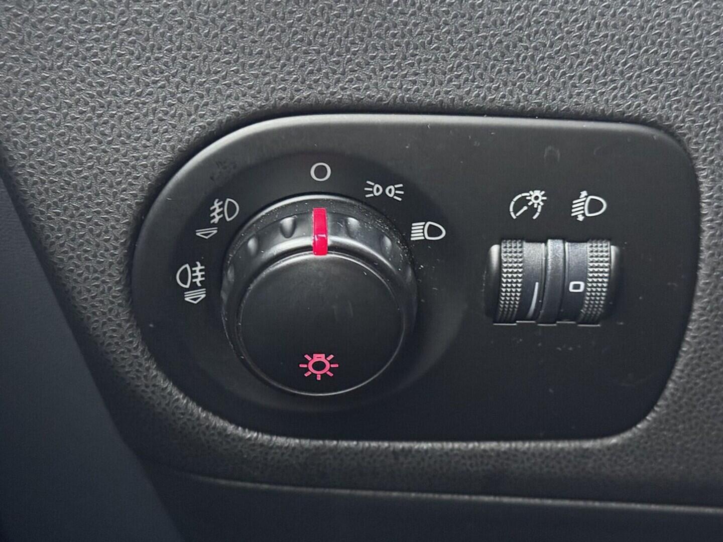 O419V07963_22.webp_LEON Stylance 1.6 TSI 75 kW manuál