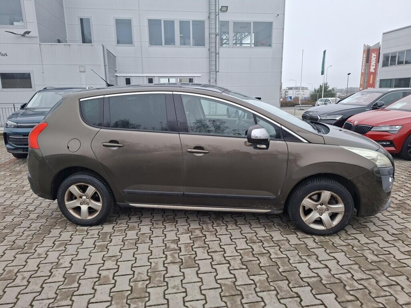 O419V07979_12.webp_3008 Premium 2.0 RHE 110 kW manuál