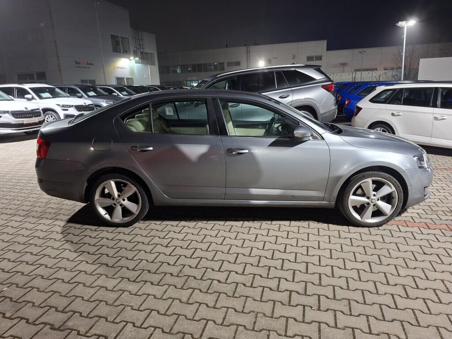 O419V07981_12.webp_OCTAVIA Elegance 1.8 TSI 132 kW automat