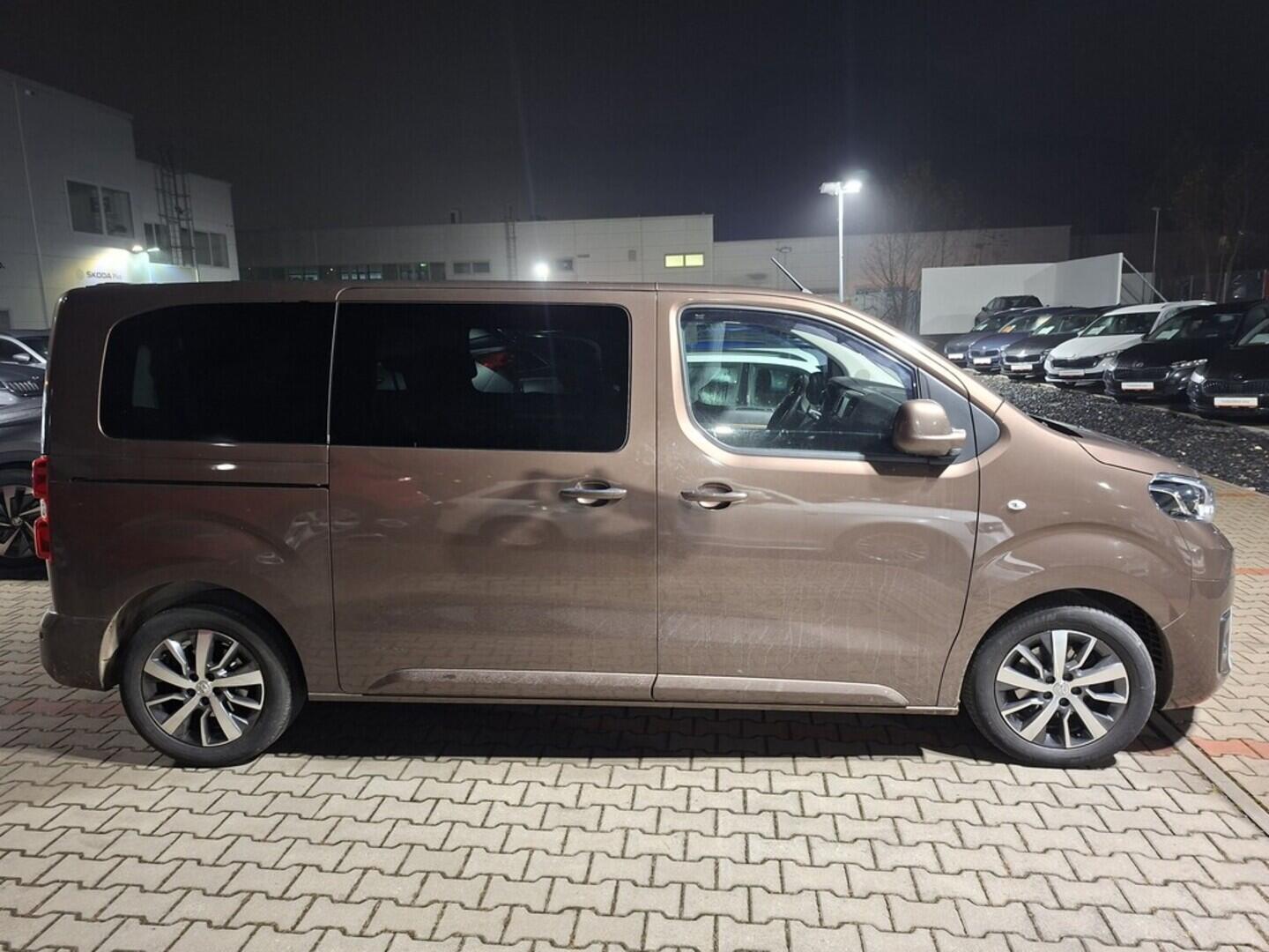 O419V07987_12.webp_PROACE VERSO Family 2.0 TSI 110 kW manuál