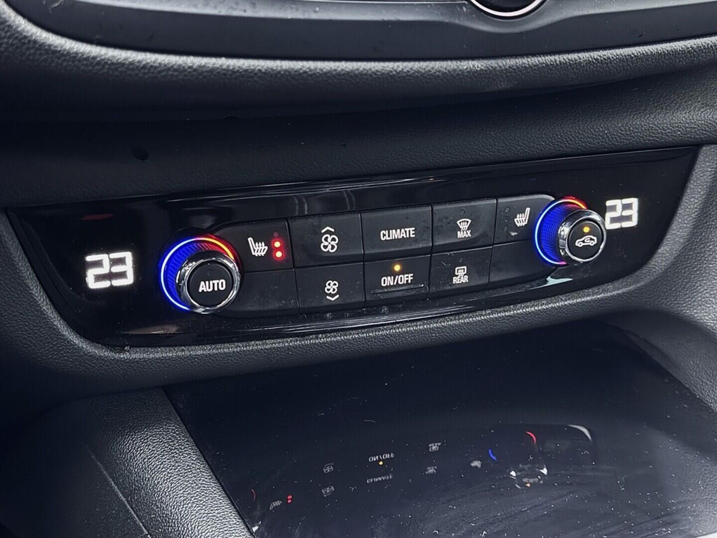 O419V07989_28.webp_INSIGNIA Ultimate 2.0 CDTI 128 kW manuál, DPH