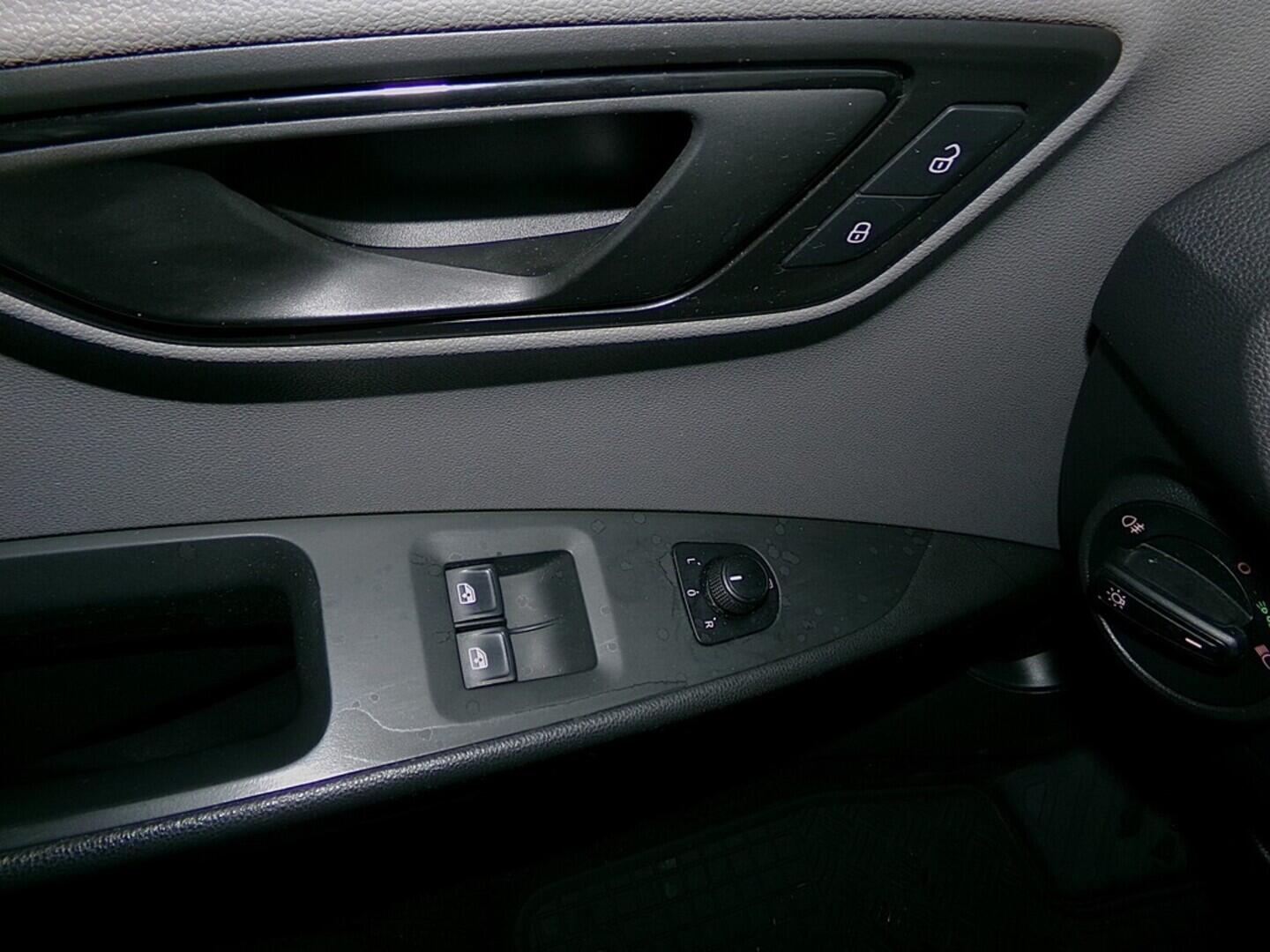 O419V08001_21.webp_LEON ST Reference 1.2 TSI 63 kW manuál