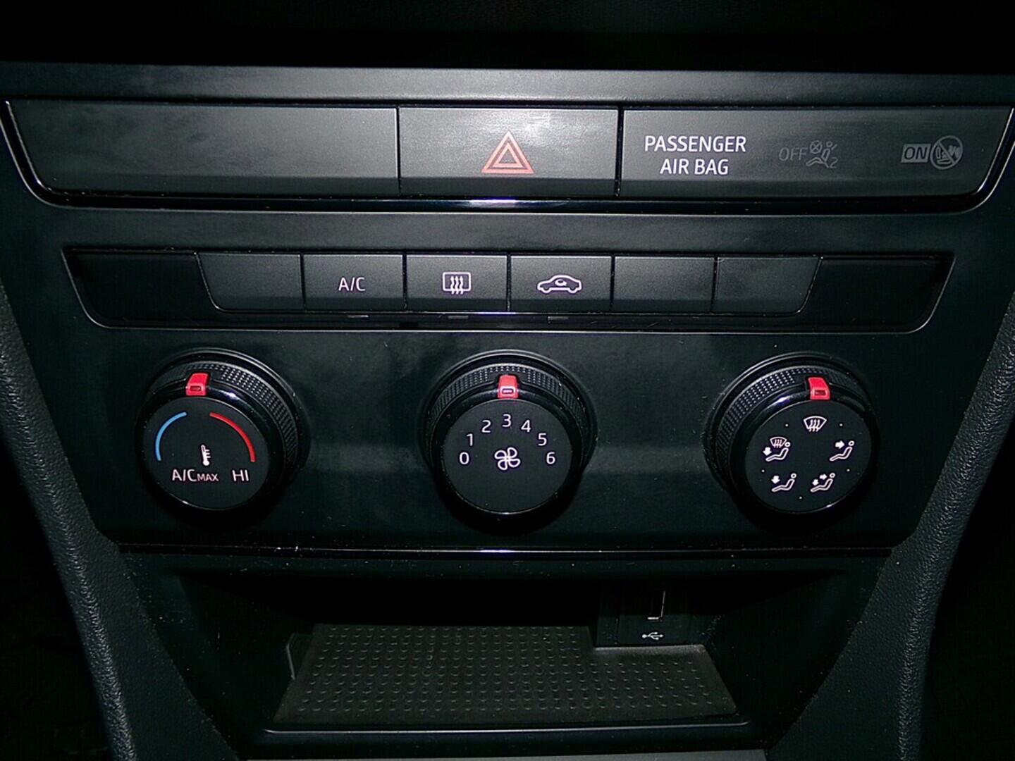 O419V08001_27.webp_LEON ST Reference 1.2 TSI 63 kW manuál