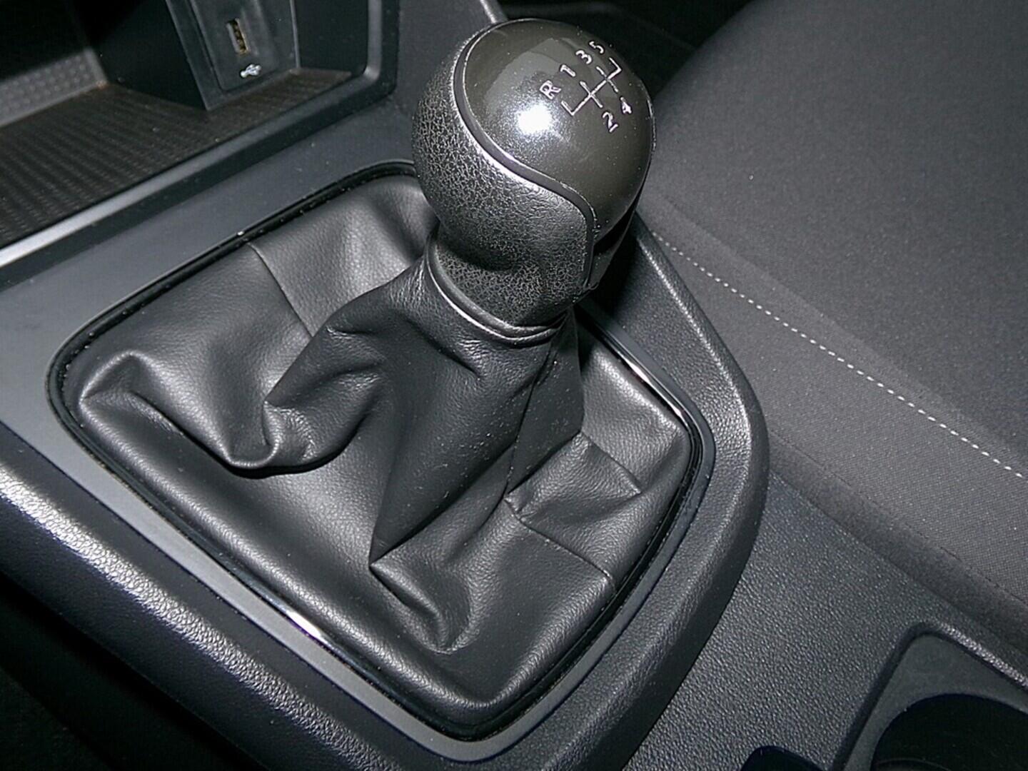 O419V08001_28.webp_LEON ST Reference 1.2 TSI 63 kW manuál