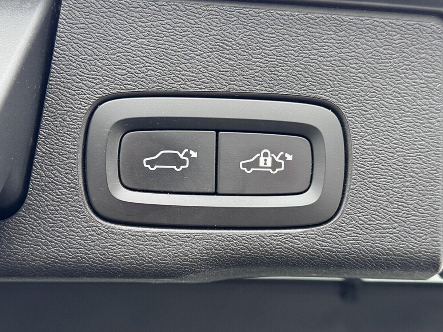 O419V08011_34.webp_XC60 R-design 2.0 D4204T14 140 kW automat