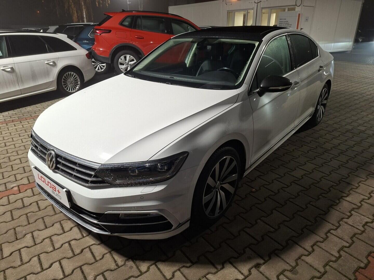 O419V08013_10.webp_PASSAT R-line 1.8 TSI 132 kW automat