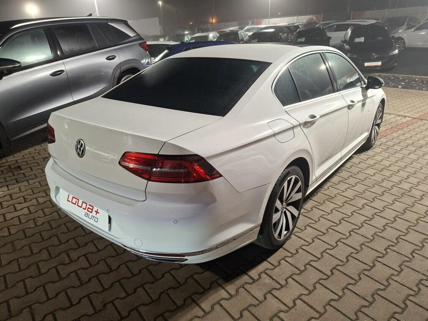 O419V08013_11.webp_PASSAT R-line 1.8 TSI 132 kW automat