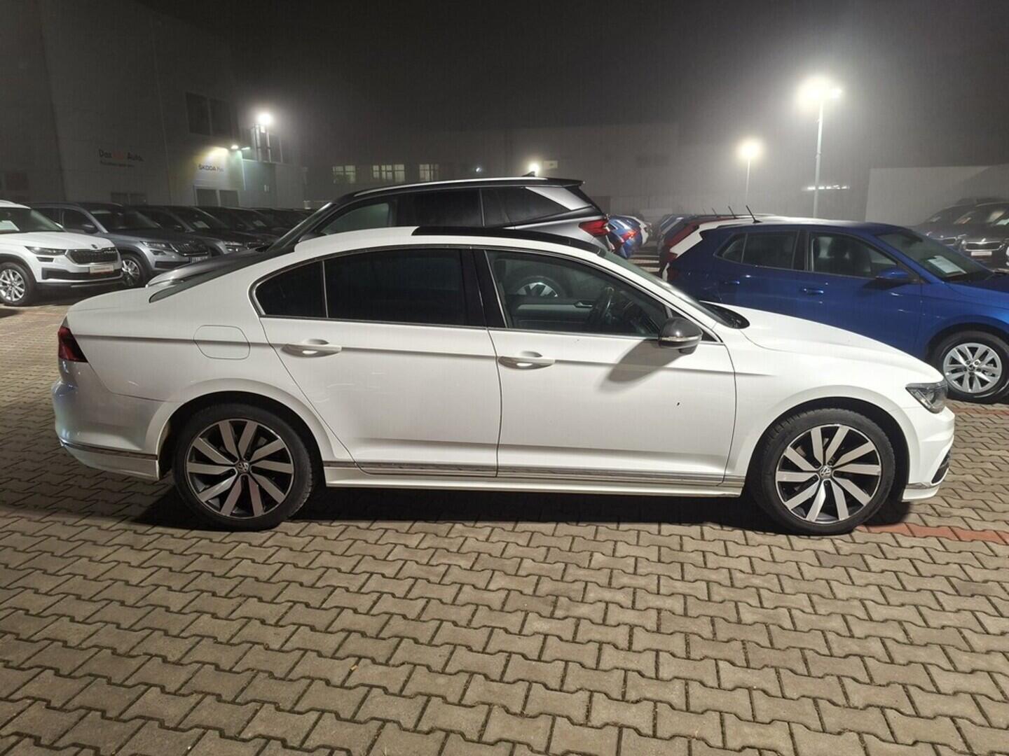 O419V08013_12.webp_PASSAT R-line 1.8 TSI 132 kW automat