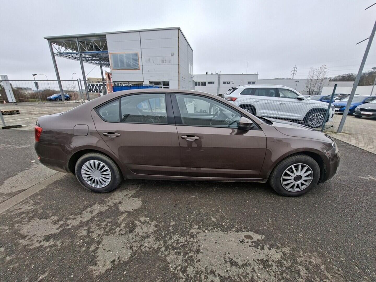 O419V08017_12.webp_OCTAVIA Ambition 1.4 G-TEC 81 kW manuál