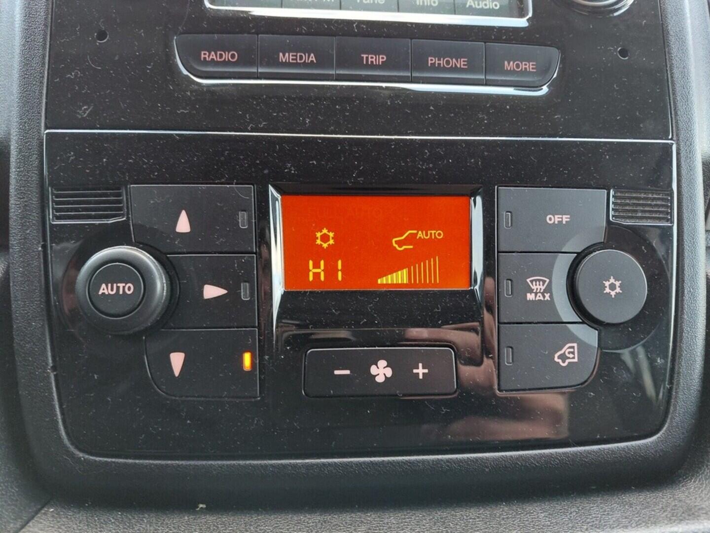 O419V08035_23.webp_JUMPER  2.2 HDI 103 kW manuál