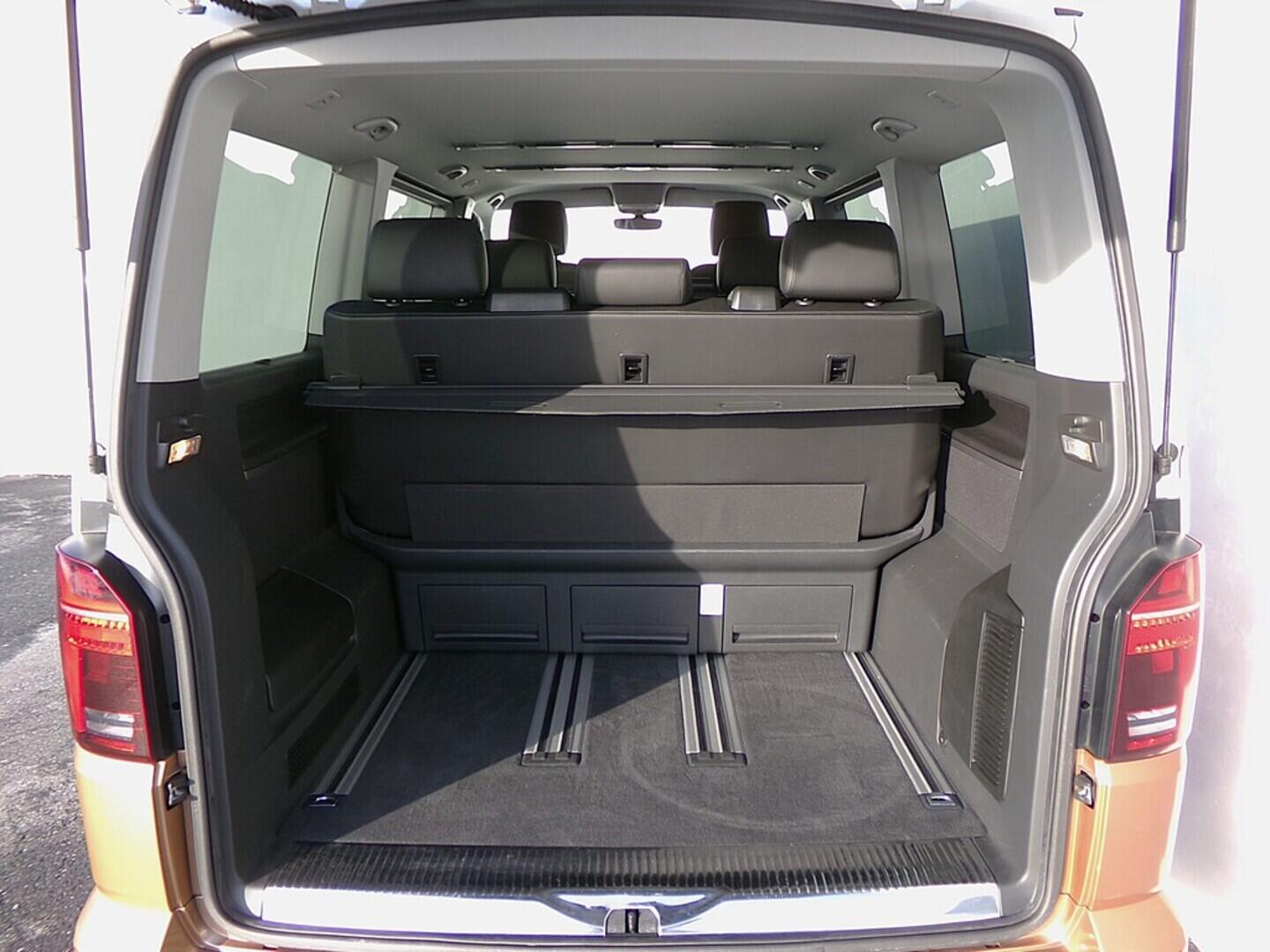 O419V08040_38.webp_MULTIVAN Highline 2.0 TDI 150 kW automat, DPH