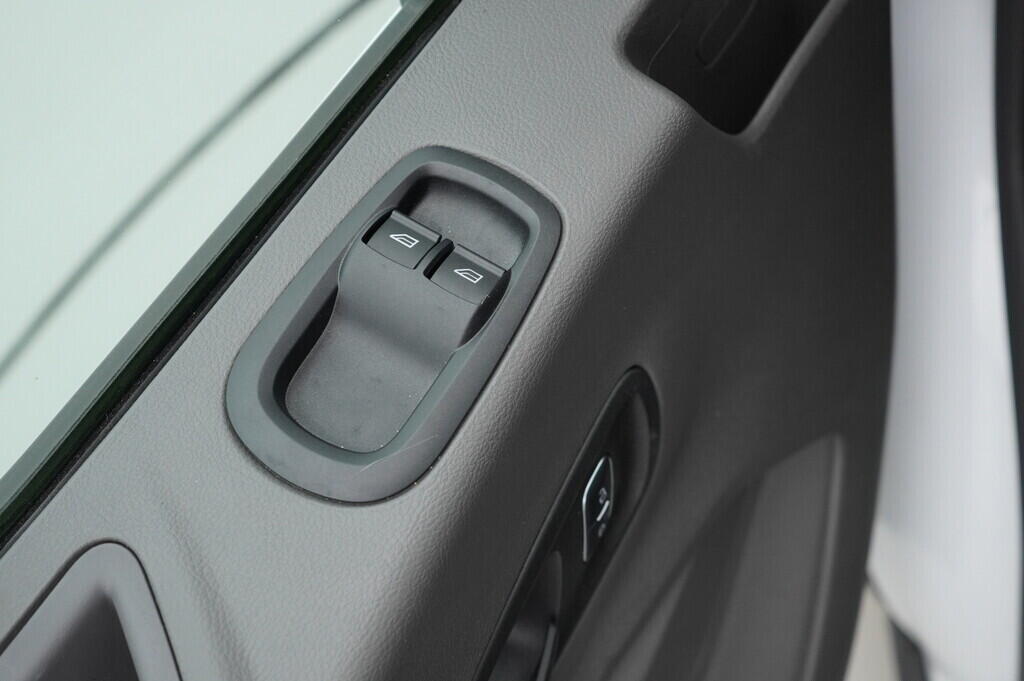 O419V08043_18.webp_TRANSIT L2H2 2.0 TDCi 96 kW manuál, DPH