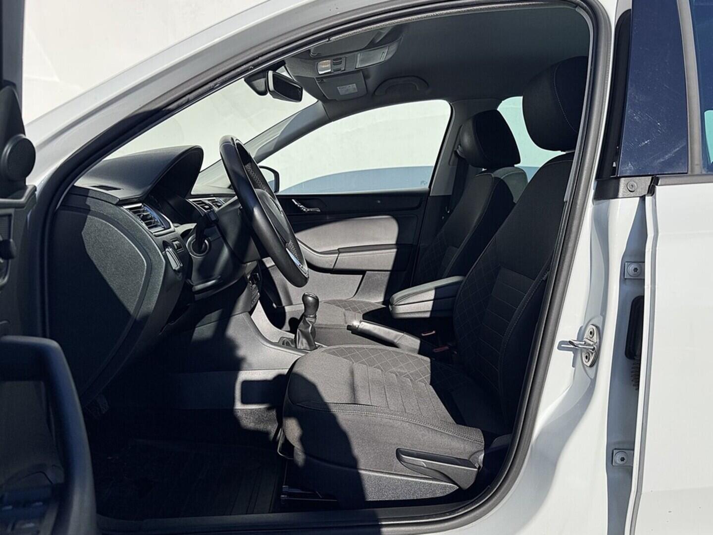 O419V08051_20.webp_RAPID  1.6 TDI 85 kW manuál, DPH