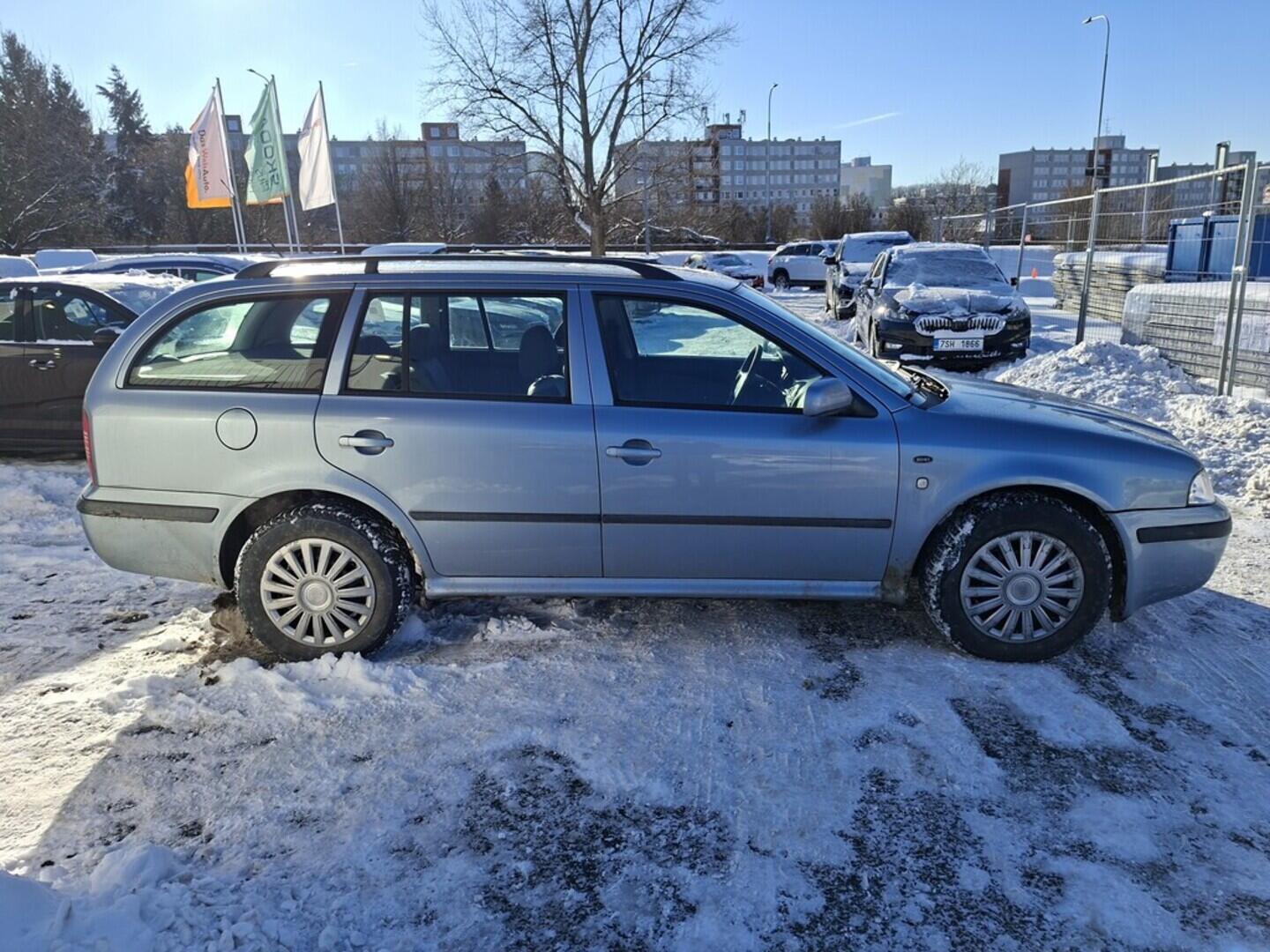 O419V08054_12.webp_OCTAVIA Ambiente 1.6 . 75 kW manuál