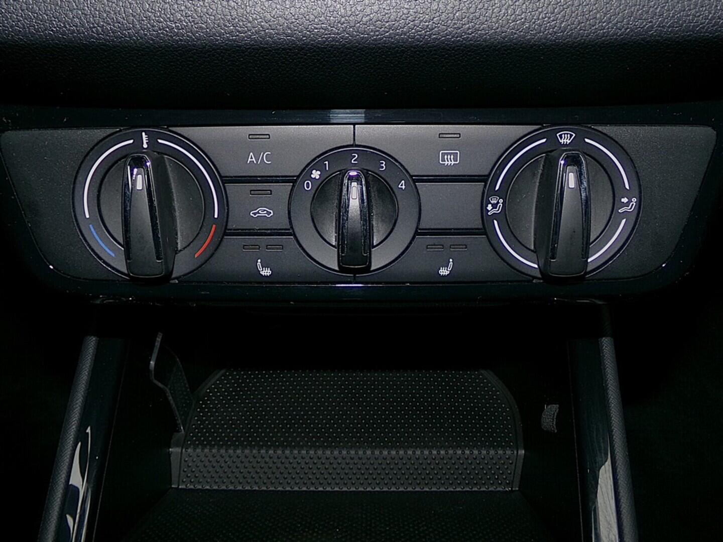 O419V08072_31.webp_FABIA Selection 1.0 MPI 59 kW manuál, DPH