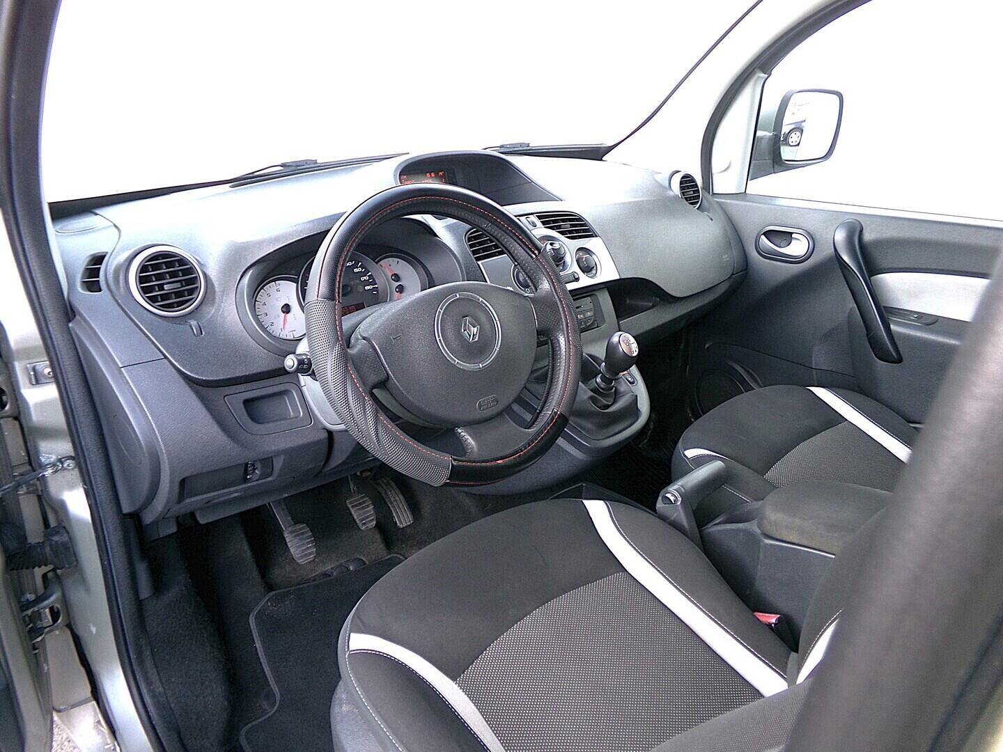 O419V08085_19.webp_KANGOO Privilege 1.5 . 80 kW manuál