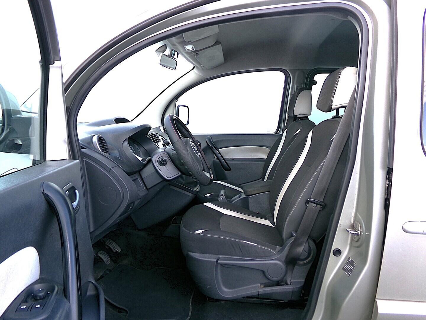 O419V08085_20.webp_KANGOO Privilege 1.5 . 80 kW manuál