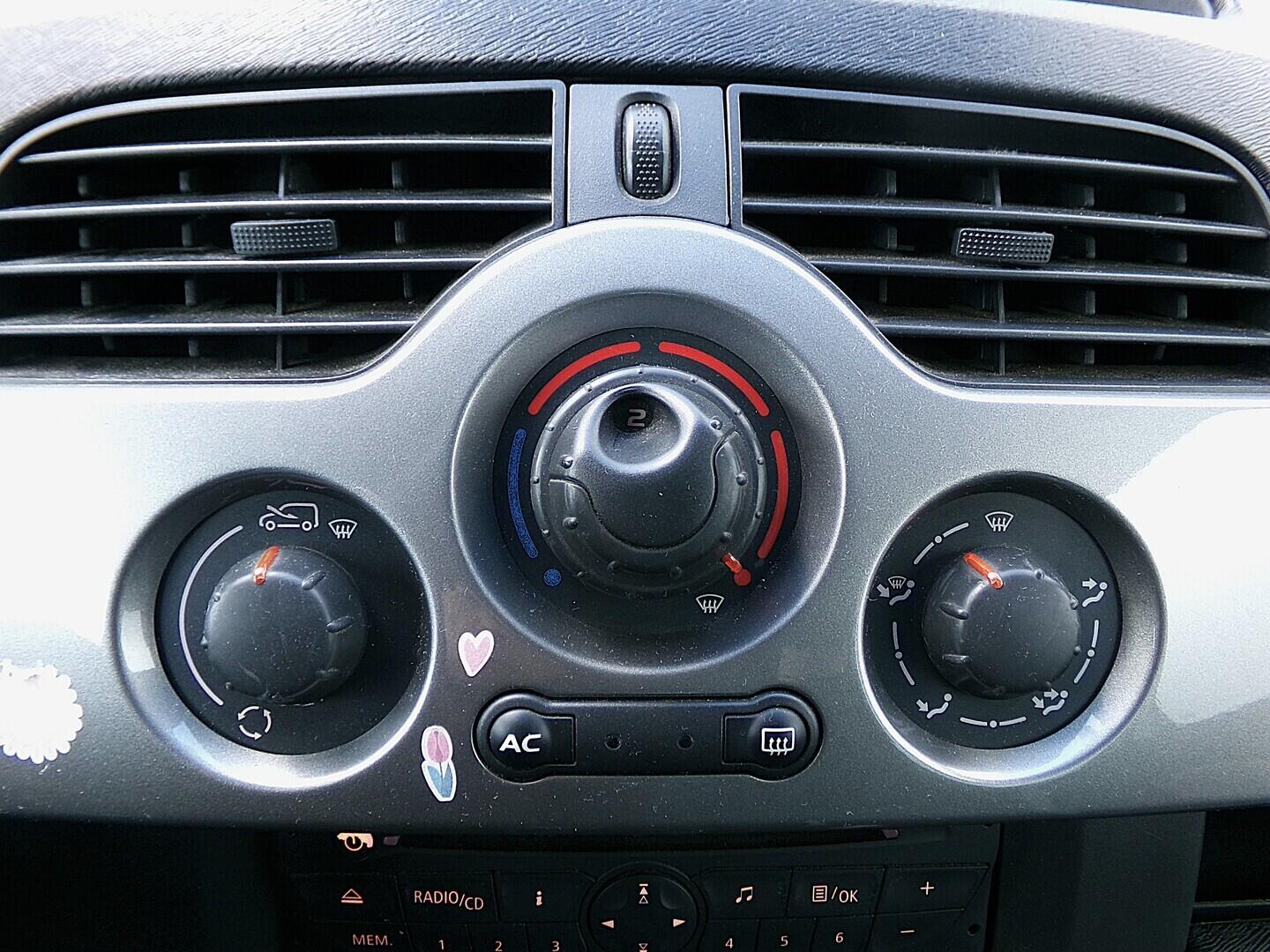 O419V08085_27.webp_KANGOO Privilege 1.5 . 80 kW manuál