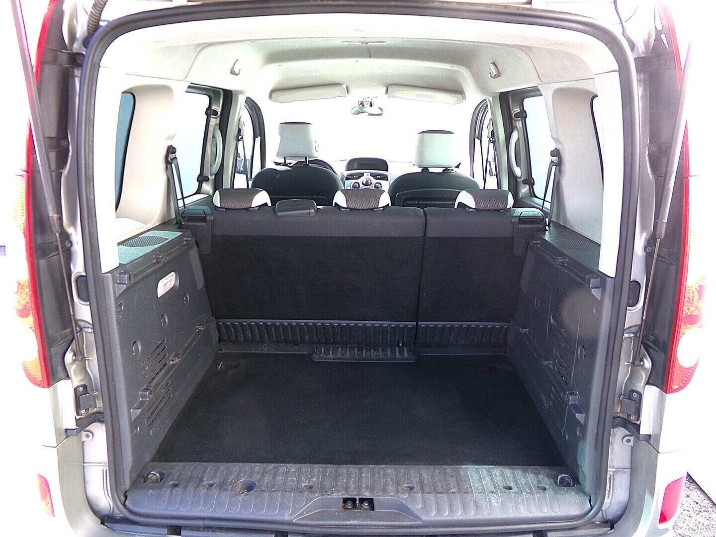 O419V08085_30.webp_KANGOO Privilege 1.5 . 80 kW manuál