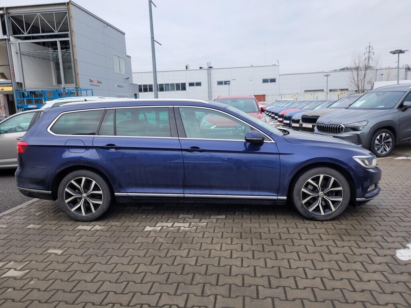 O419V08090_12.webp_PASSAT Highline 2.0 TDI 110 kW manuál