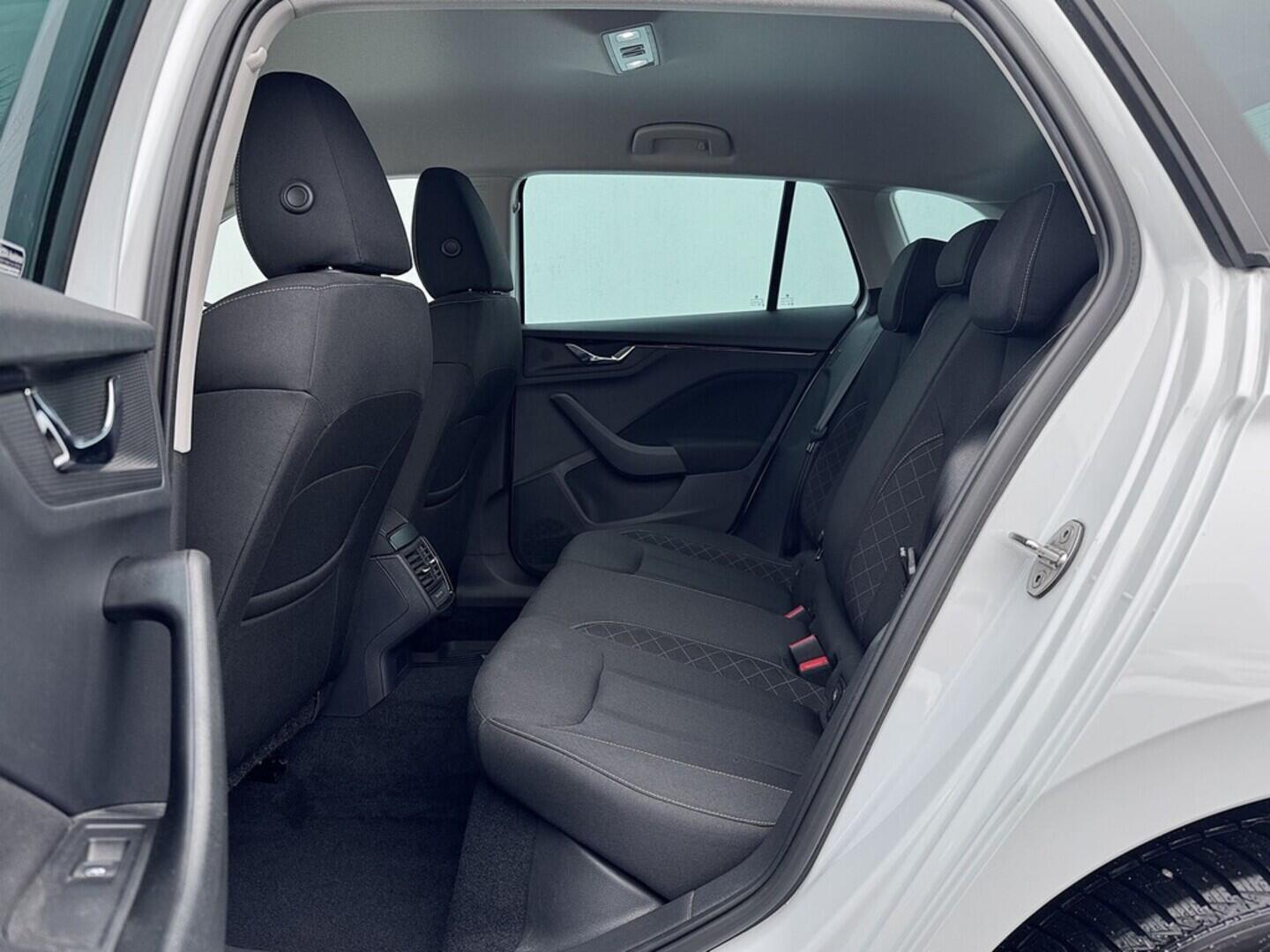 O419V08098_30.webp_SCALA Ambition 1.0 TSI 81 kW manuál, DPH