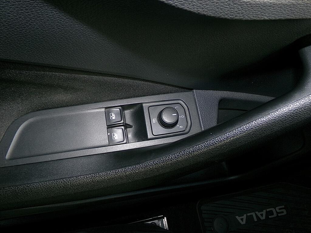 O419V08133_21.webp_SCALA Ambition 1.6 TSI 85 kW manuál, DPH