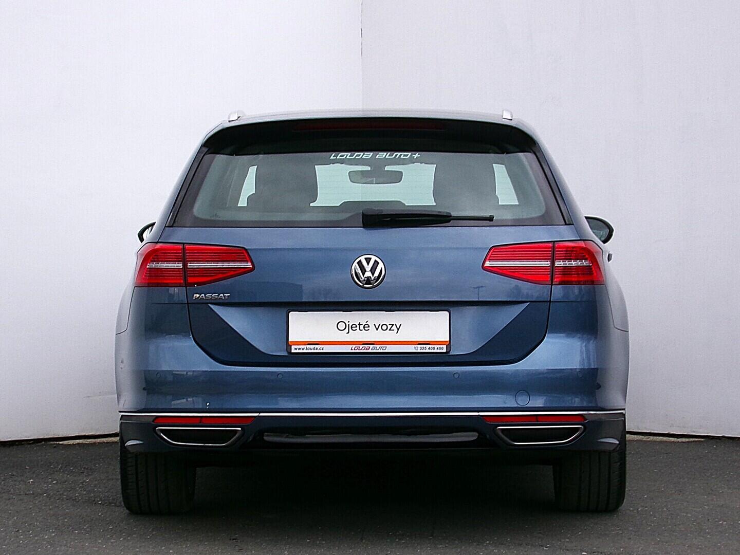 O419V08152_17.webp_PASSAT R-Line 2.0 TDI 110 kW manuál