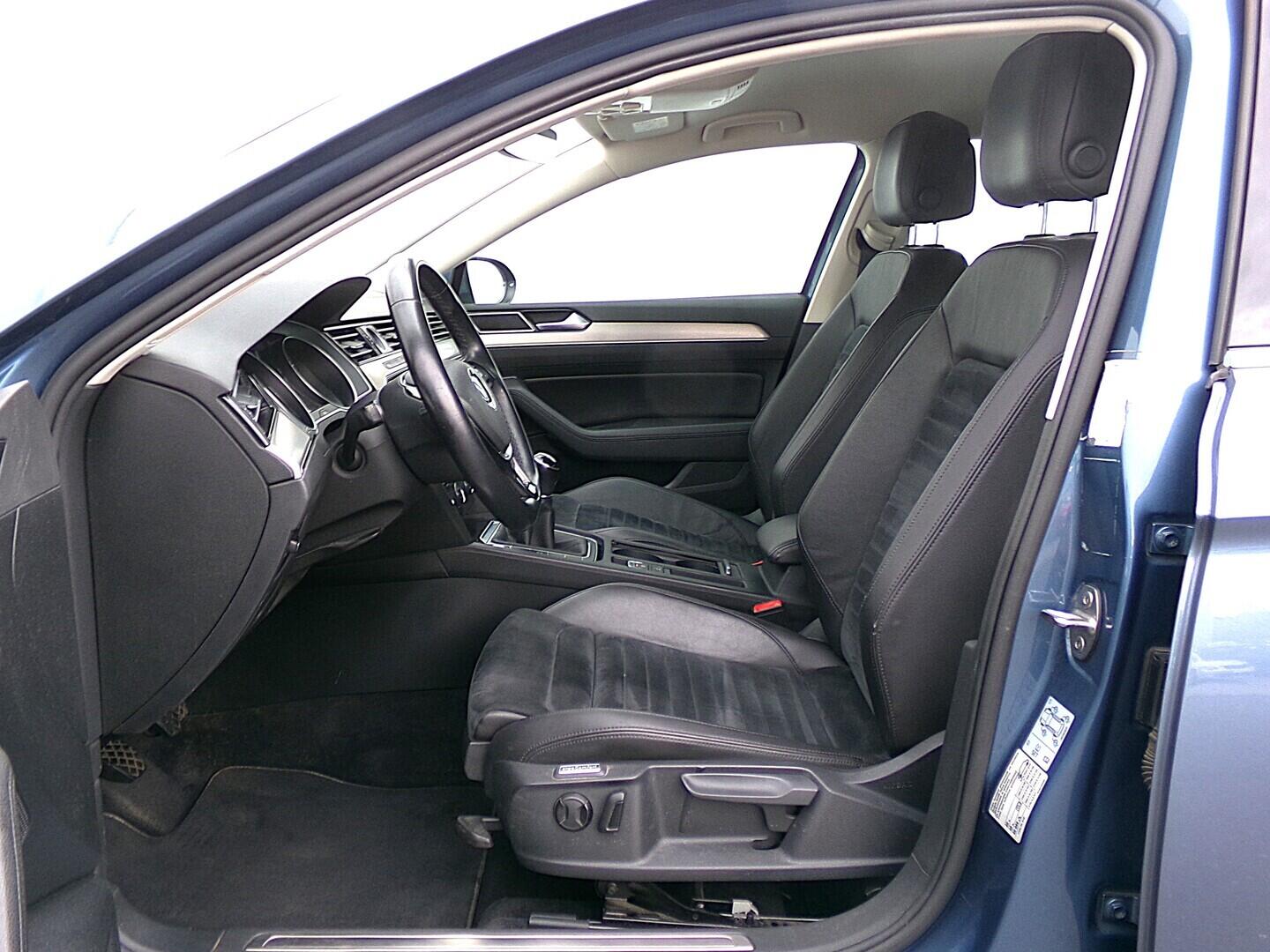 O419V08152_20.webp_PASSAT R-Line 2.0 TDI 110 kW manuál