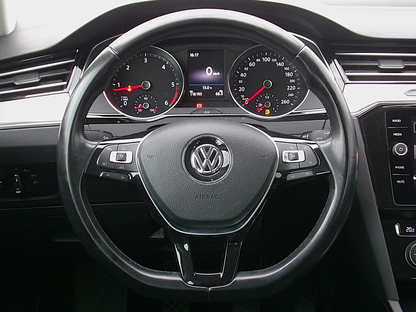 O419V08152_23.webp_PASSAT R-Line 2.0 TDI 110 kW manuál