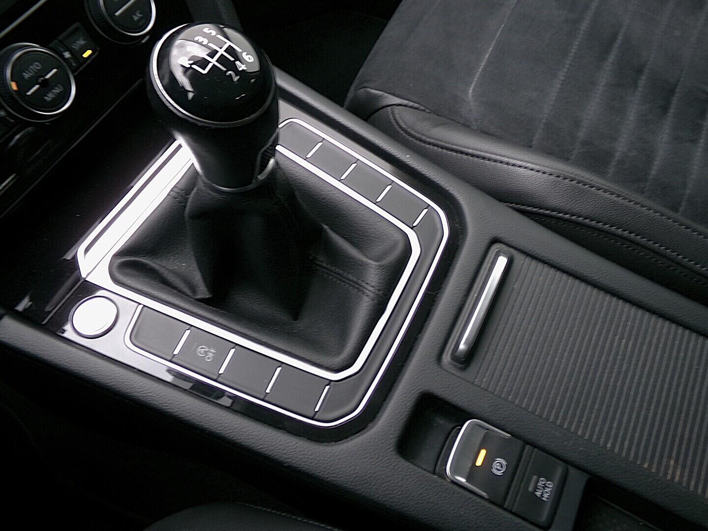 O419V08152_31.webp_PASSAT R-Line 2.0 TDI 110 kW manuál