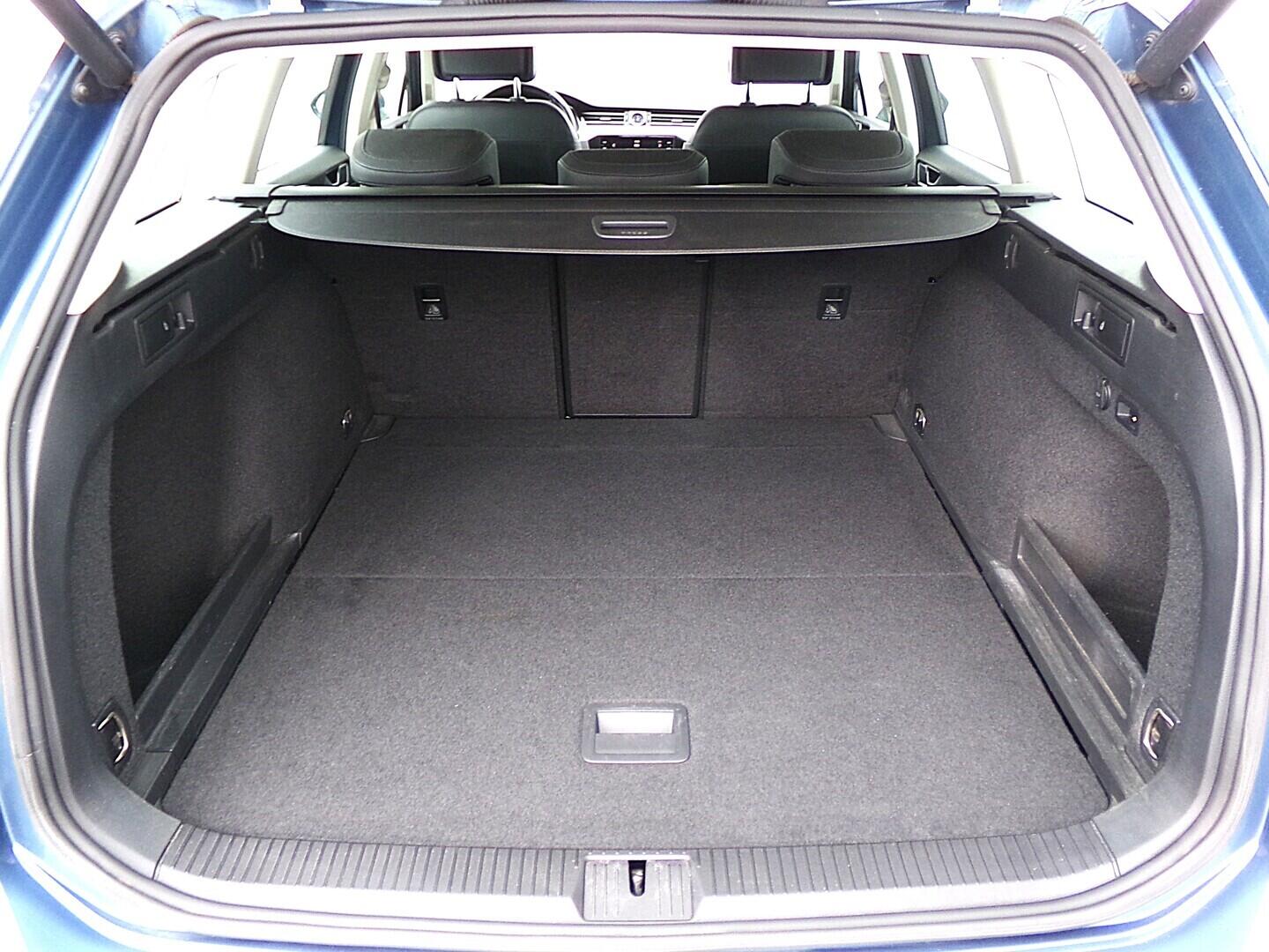 O419V08152_33.webp_PASSAT R-Line 2.0 TDI 110 kW manuál