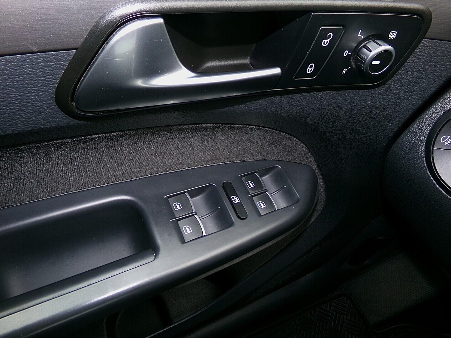 O419V08176_21.webp_TOURAN Comfortline 1.6 TDI 77 kW manuál