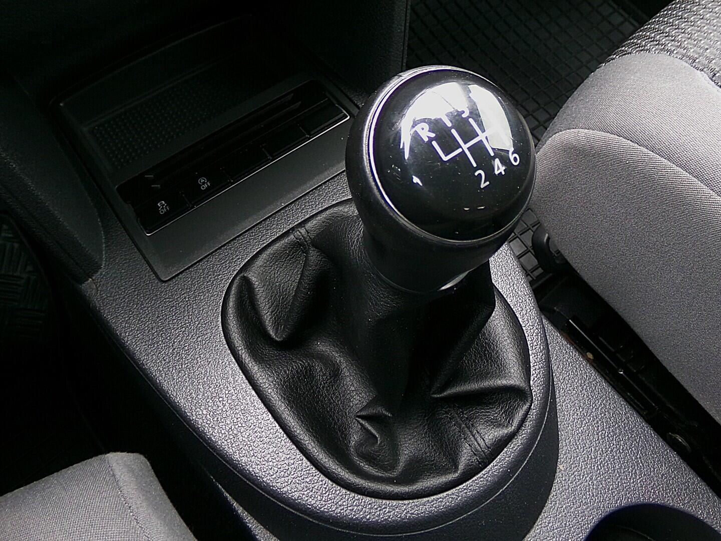 O419V08176_30.webp_TOURAN Comfortline 1.6 TDI 77 kW manuál