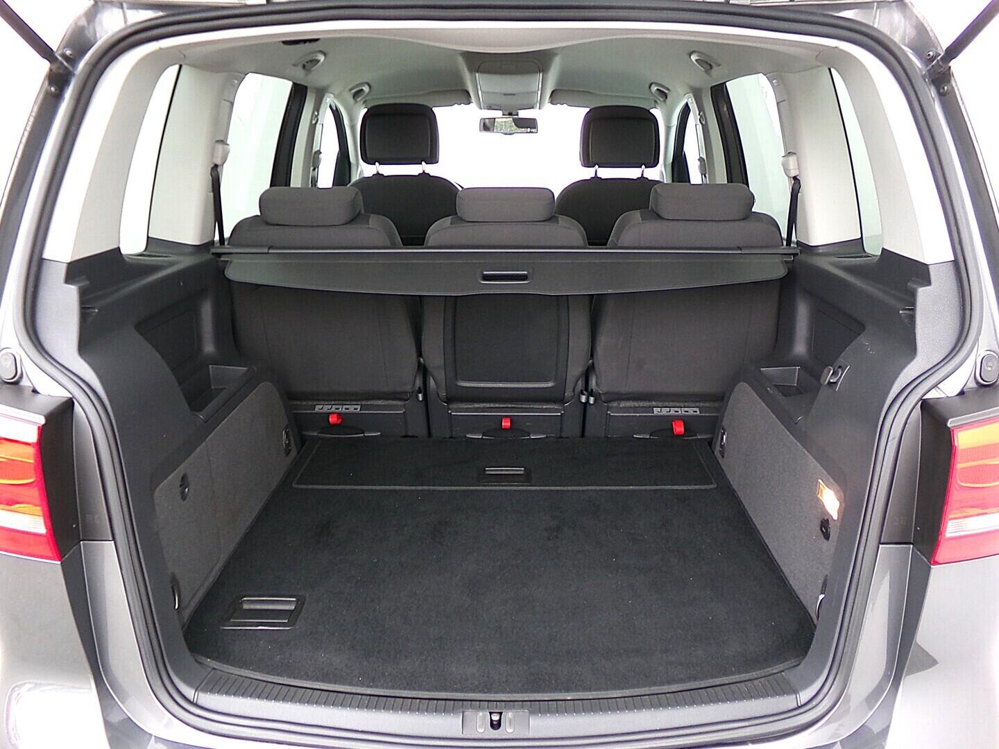 O419V08176_32.webp_TOURAN Comfortline 1.6 TDI 77 kW manuál