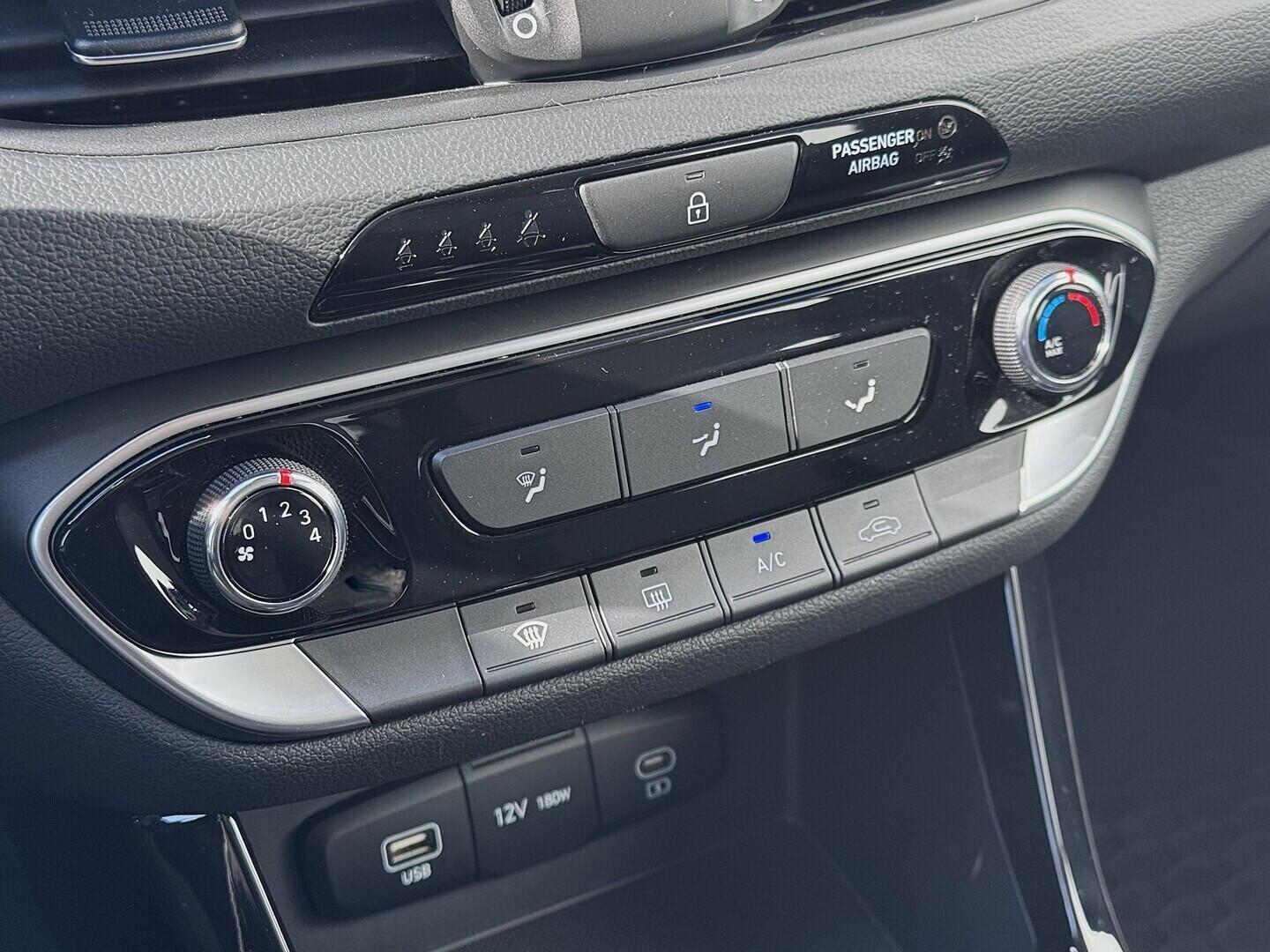 O419V08181_28.webp_I30 Start 1.0  74 kW manuál, DPH