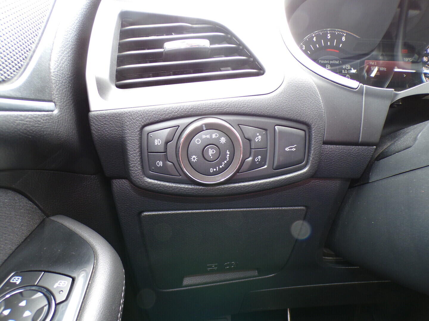 O419V08193_23.webp_S-MAX Titanium 4X4 2.0 TDCi 110 kW manuál
