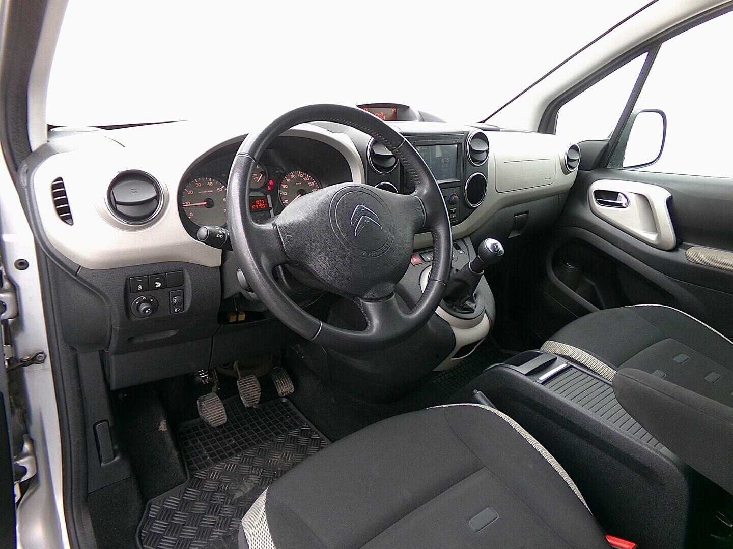 O419V08225_19.webp_BERLINGO Exclusive 1.6 HDI 84 kW manuál
