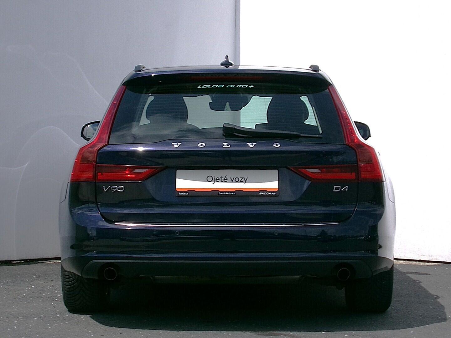 O419V08304_17.webp_V90 Kinetic 2.0 D4 140 kW manuál
