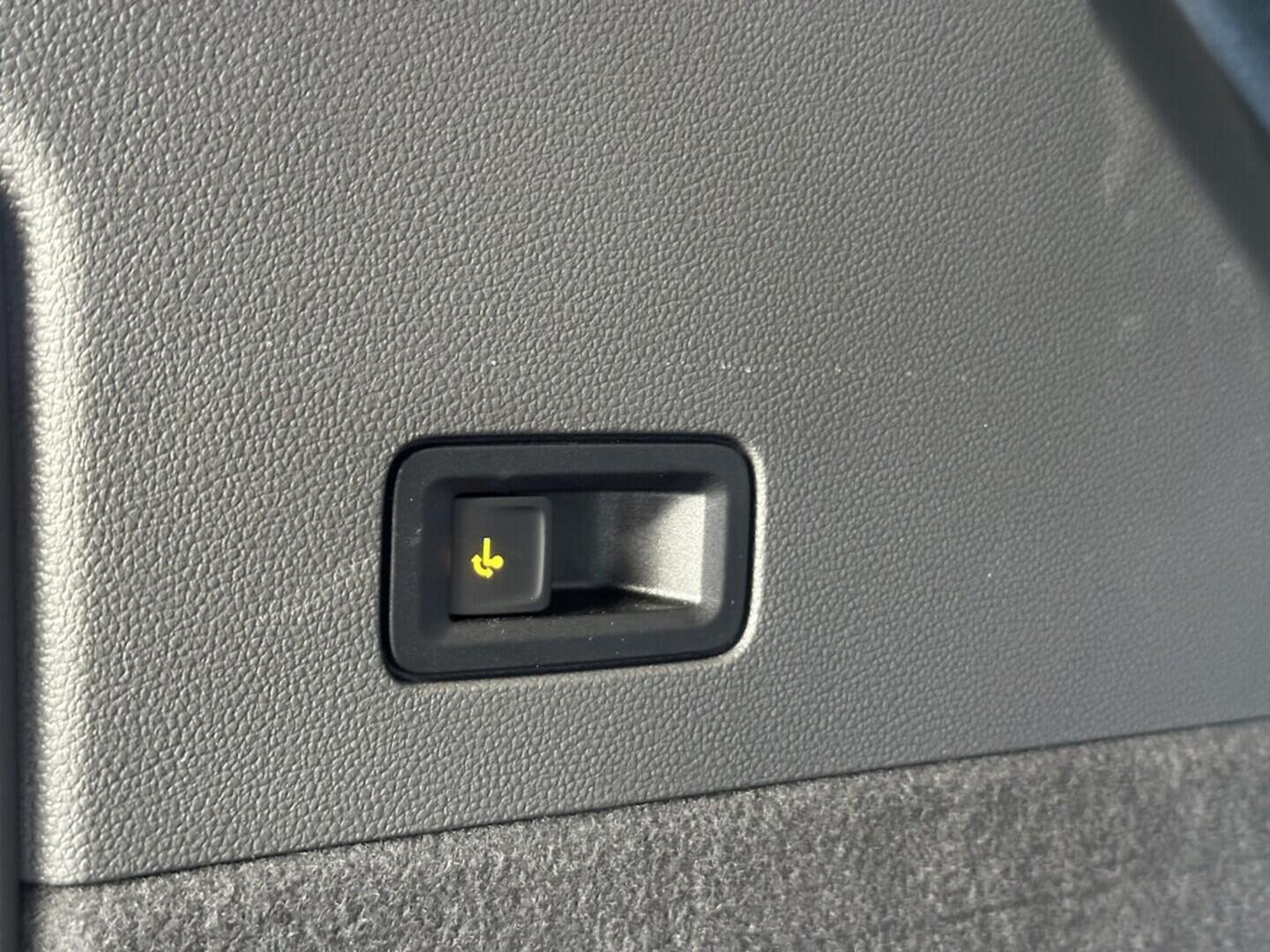 O619K01105_35.webp_MULTIVAN LONG LIFE 1,5 TSI PHEV 4M 1.5 TSI 130 kW automat, DPH