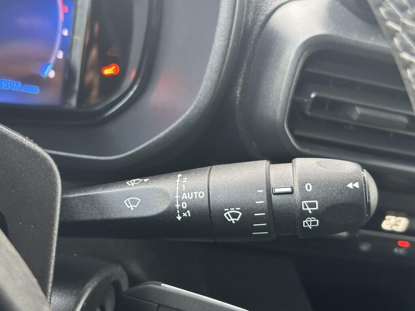 O619K01106_22.webp_PROACE CITY CrewCab Active 1.5  96 kW manuál, DPH