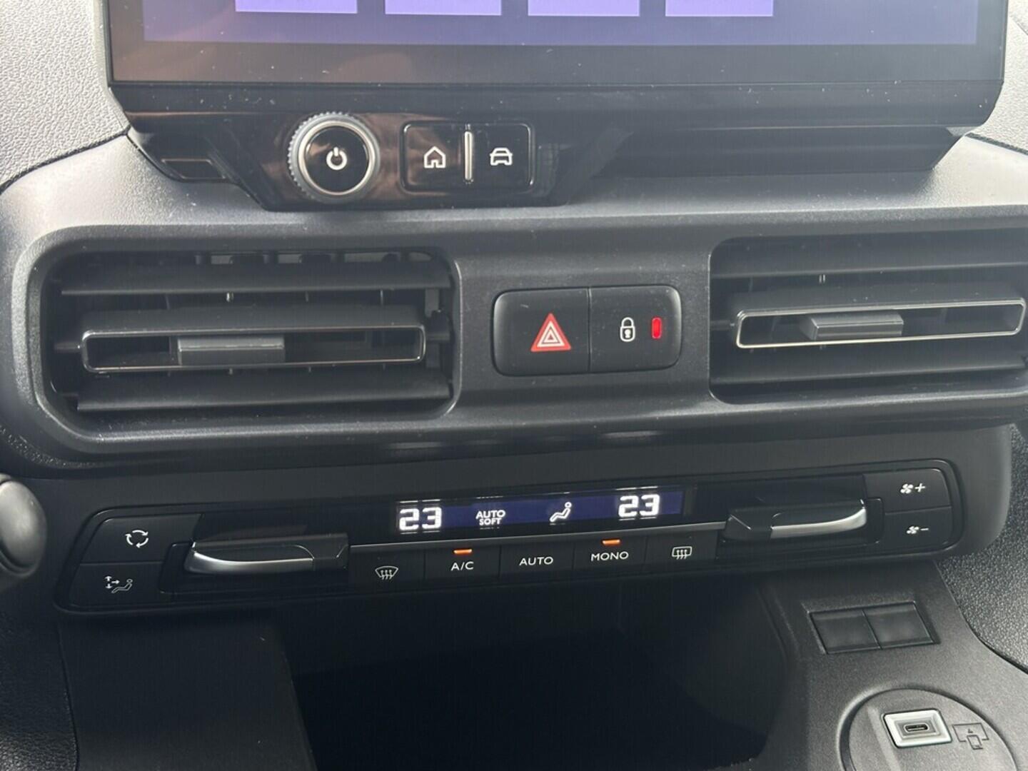 O619K01106_30.webp_PROACE CITY CrewCab Active 1.5  96 kW manuál, DPH