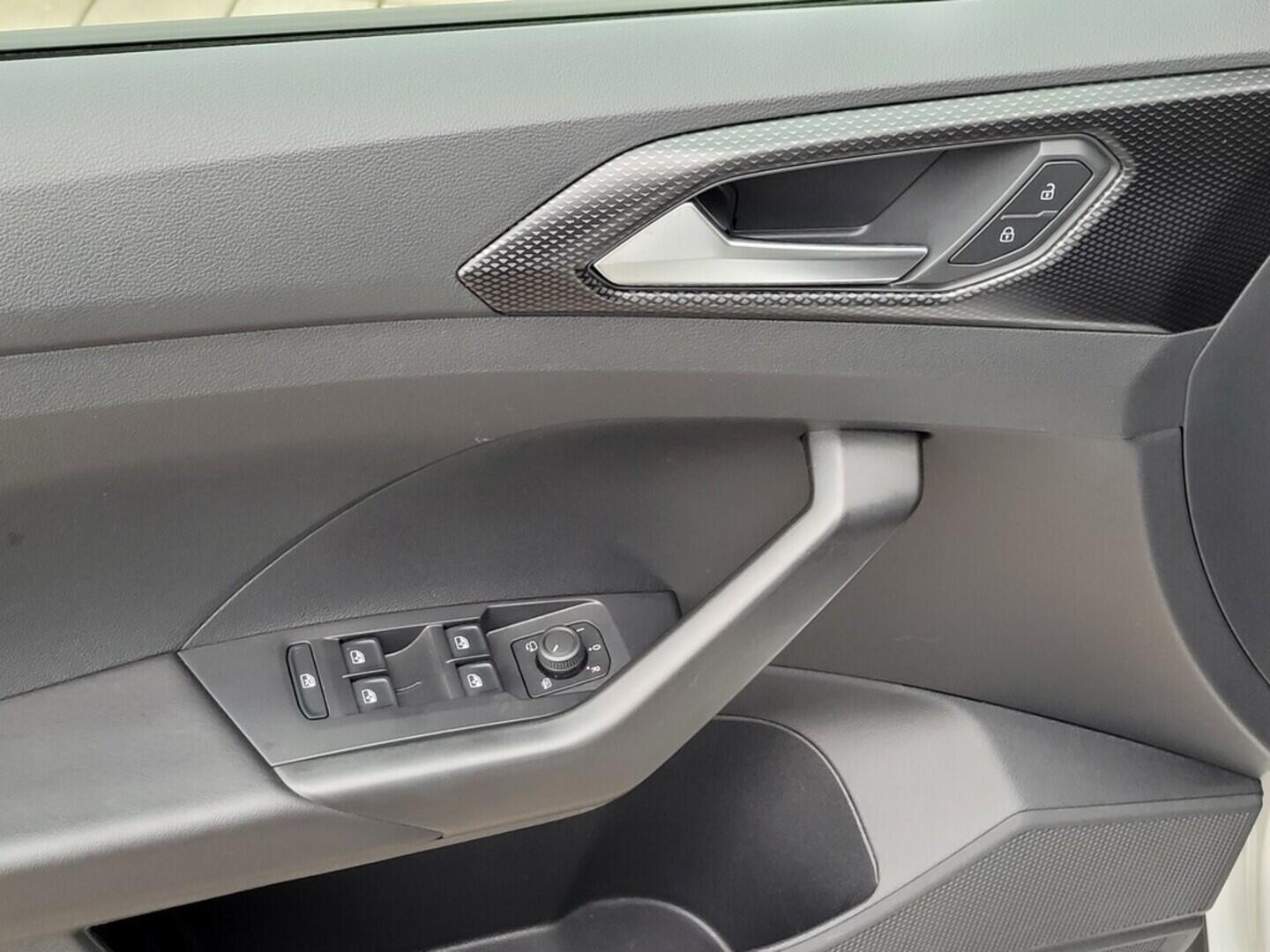 O619K01111_32.webp_T-CROSS Life 1.0 TSI 81 kW automat, DPH