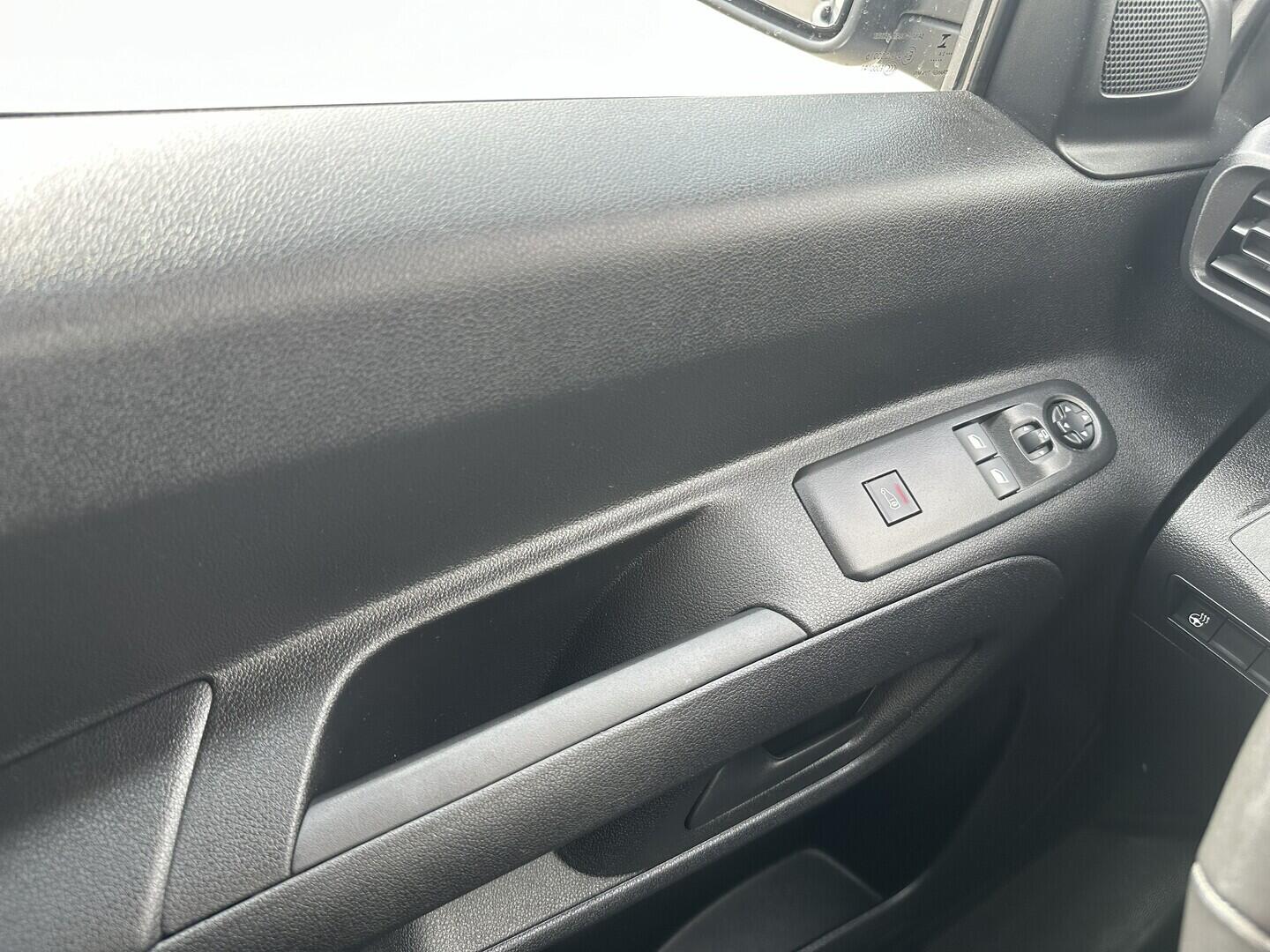 O619K01139_23.webp_PROACE CITY LWB Crewcab 1.5 D-4D 96 kW manuál, DPH