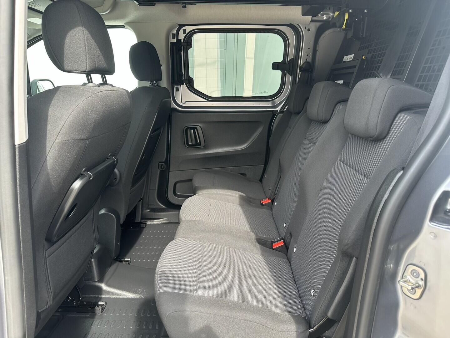 O619K01139_28.webp_PROACE CITY LWB Crewcab 1.5 D-4D 96 kW manuál, DPH