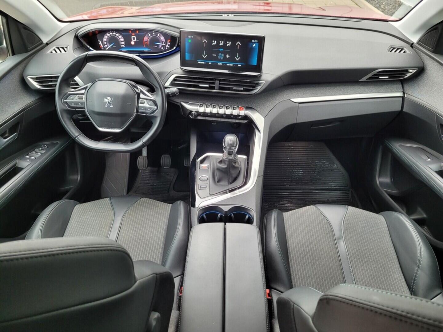 O619V06292_16.webp_3008 Allure Pack 1.2 PureTech 96 kW manuál