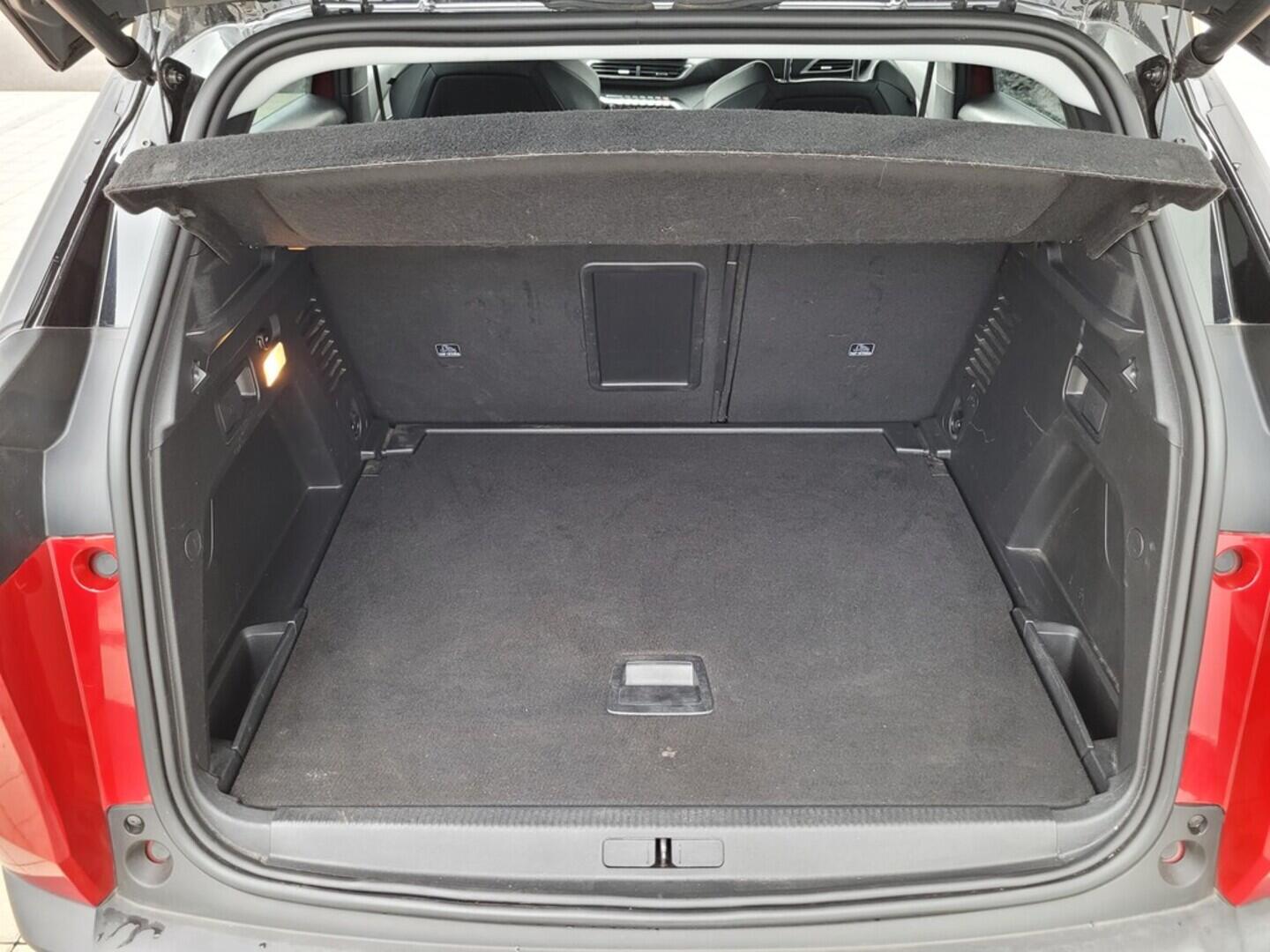 O619V06292_19.webp_3008 Allure Pack 1.2 PureTech 96 kW manuál